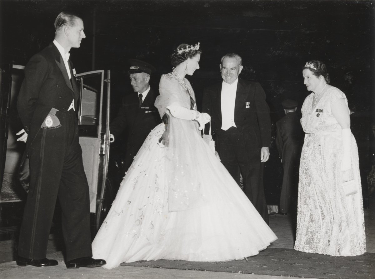 La Regina Elisabetta II e il Principe Filippo arrivano per un banchetto di stato a Sydney, Australia, durante il tour di incoronazione del Commonwealth il 4 febbraio 1954 (State Library of New South Wales)