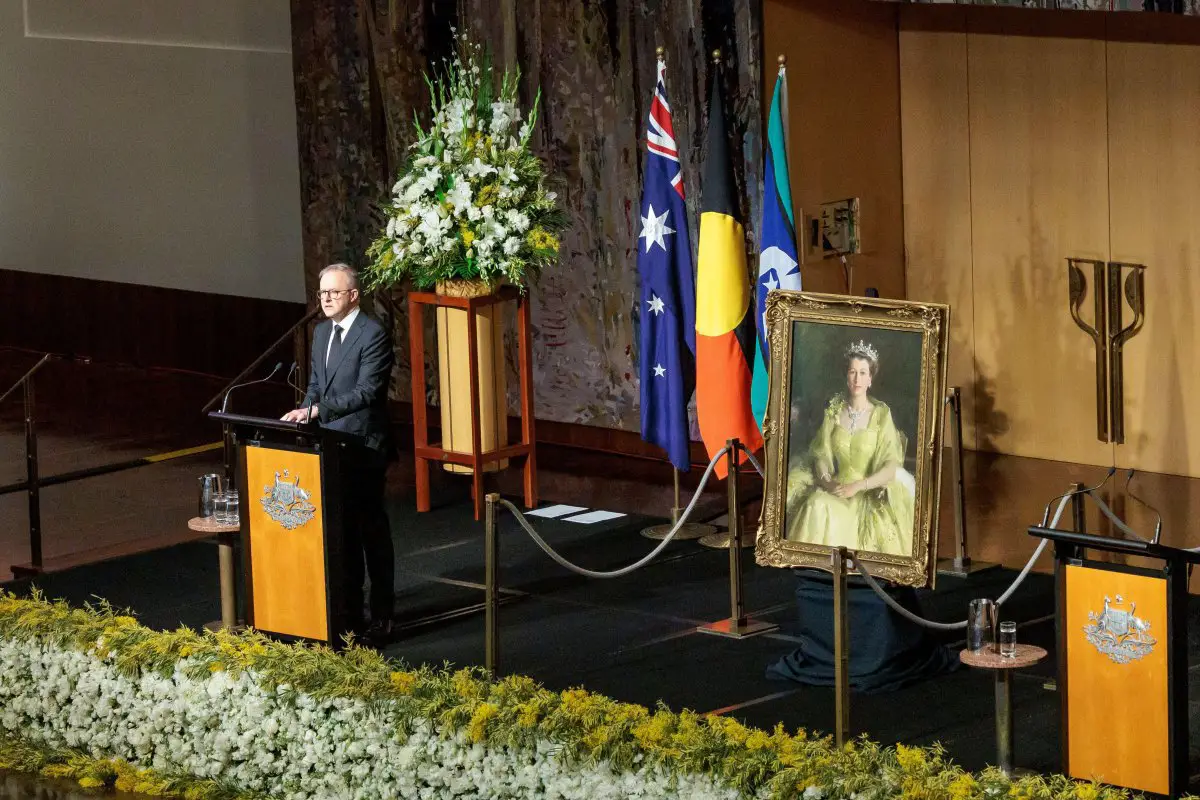 Il Primo Ministro Anthony Albanese parla durante il servizio commemorativo nazionale per la Regina Elisabetta II a Canberra, settembre 2022 (WireStock/Alamy)