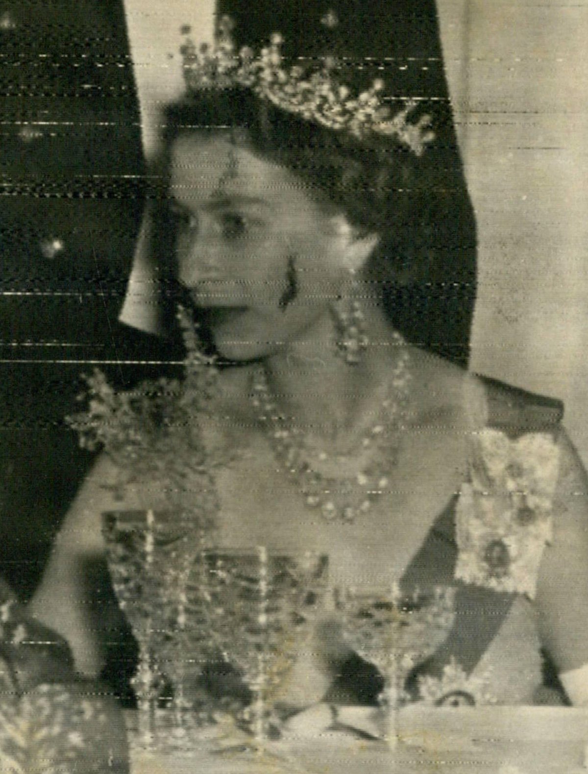 La Regina Elisabetta II partecipa a un banchetto di stato a Sydney, Australia, durante il suo tour di incoronazione del Commonwealth il 4 febbraio 1954 (Keystone Press/Alamy)