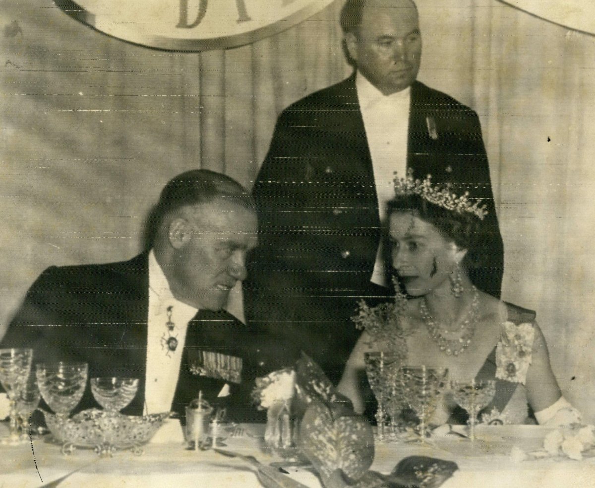 La Regina Elisabetta II partecipa a un banchetto di stato a Sydney, Australia, durante il suo tour di incoronazione del Commonwealth il 4 febbraio 1954 (Keystone Press/Alamy)