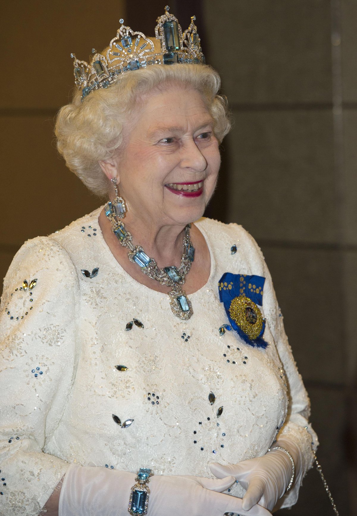 La regina Elisabetta II partecipa a un banchetto per i leader del Commonwealth presso il Pan Pacific Hotel di Perth, Australia, il 28 ottobre 2011 (Arthur Edwards/PA Images/Alamy)