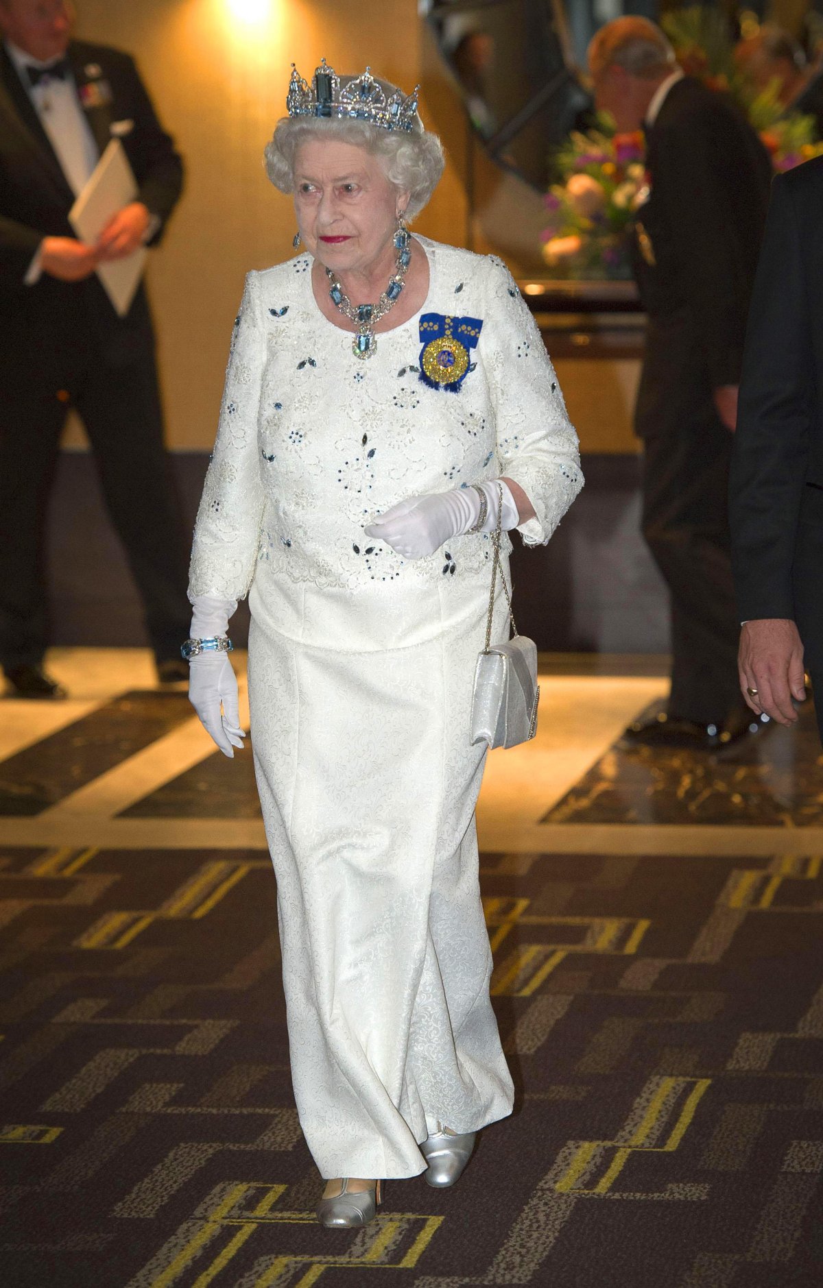 La regina Elisabetta II partecipa a un banchetto per i leader del Commonwealth presso il Pan Pacific Hotel di Perth, Australia, il 28 ottobre 2011 (Arthur Edwards/PA Images/Alamy)