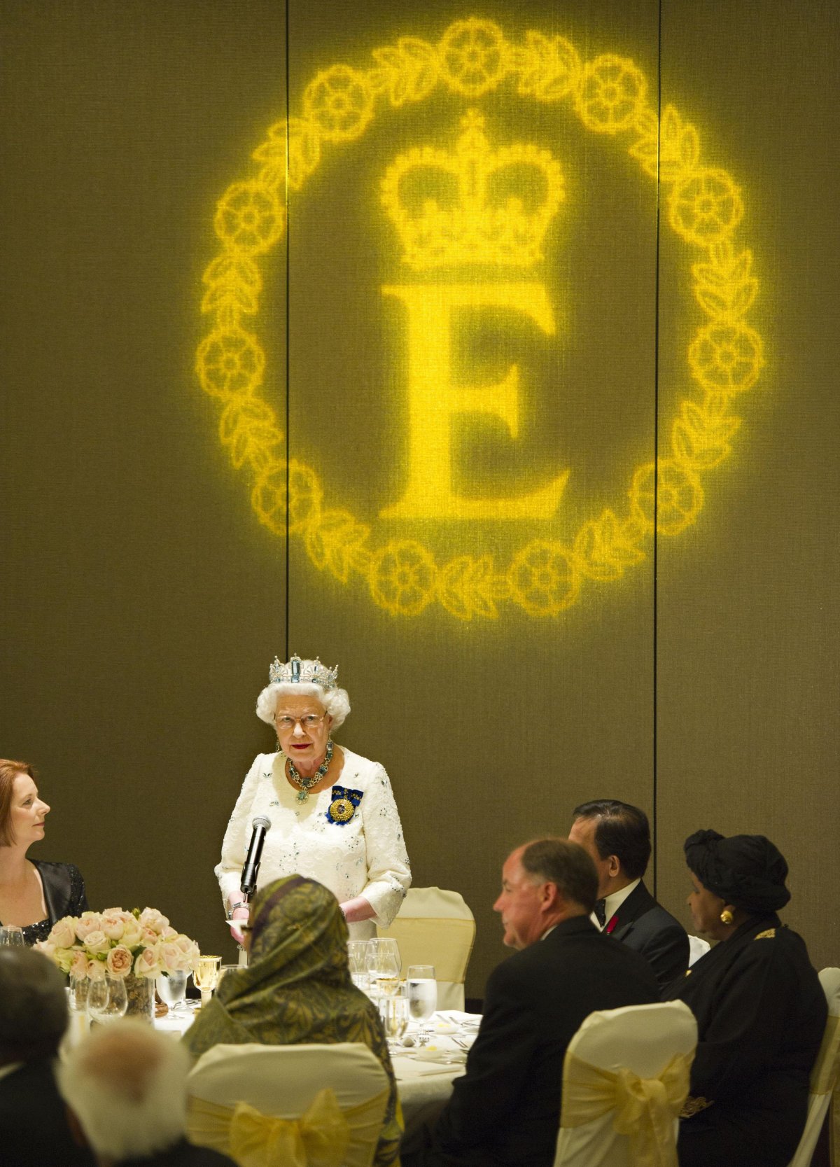 La regina Elisabetta II parla durante un banchetto per i leader del Commonwealth presso il Pan Pacific Hotel di Perth, Australia, il 28 ottobre 2011 (Arthur Edwards/PA Images/Alamy)