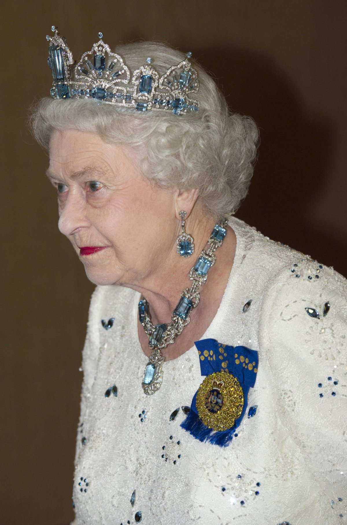 La regina Elisabetta II partecipa a un banchetto per i leader del Commonwealth presso il Pan Pacific Hotel di Perth, Australia, il 28 ottobre 2011 (Arthur Edwards/PA Images/Alamy)