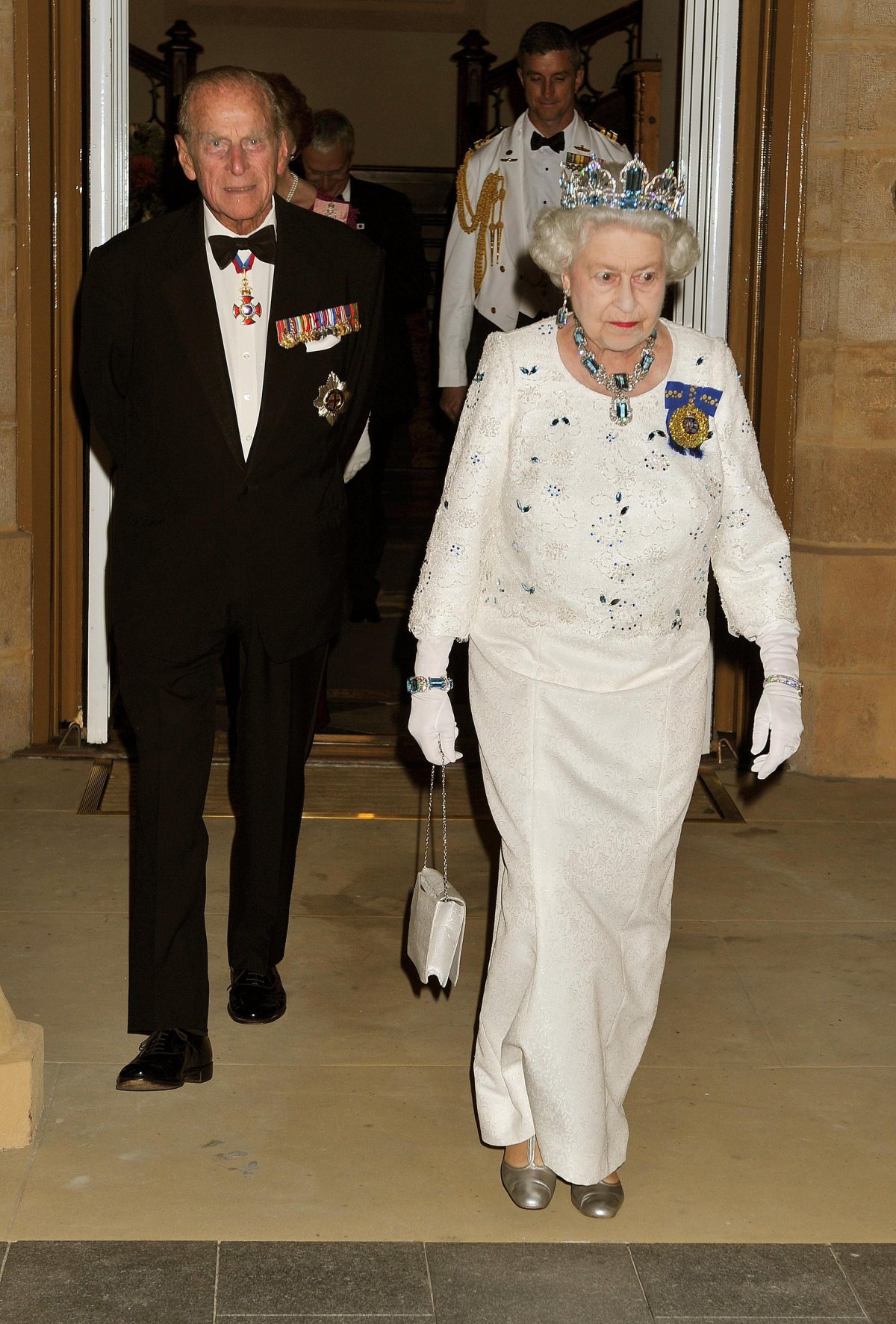 La regina Elisabetta II e il principe Filippo partecipano a un banchetto per i leader del Commonwealth presso il Pan Pacific Hotel di Perth, Australia, il 28 ottobre 2011 (John Stillwell/PA Images/Alamy)