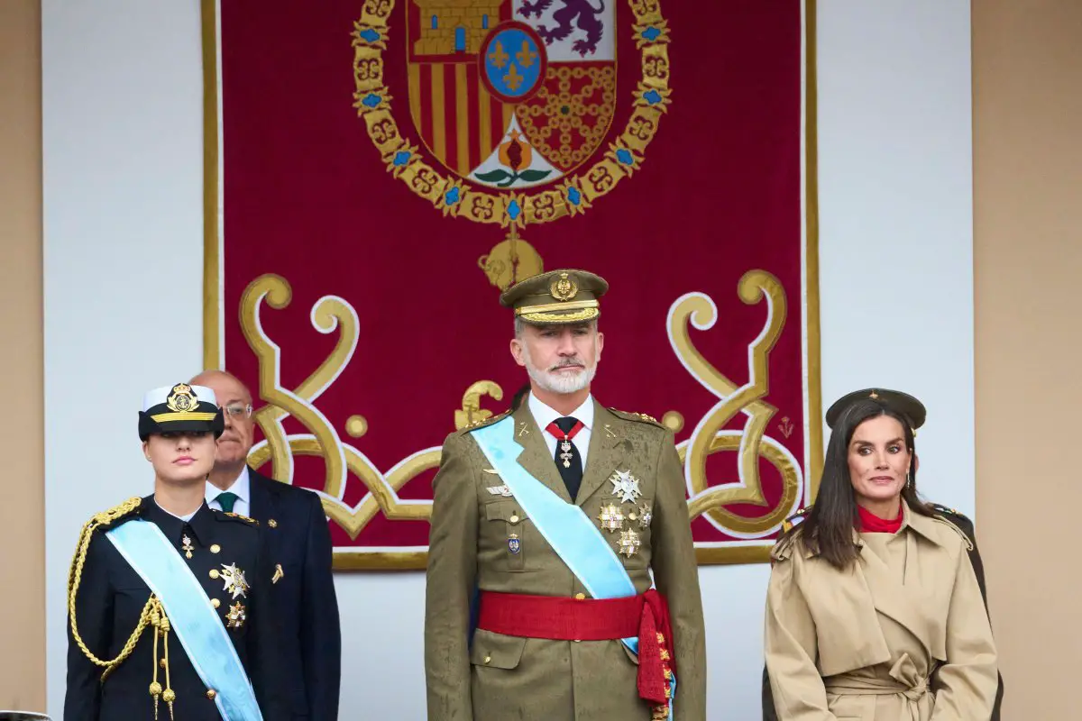 Il Re e la Regina di Spagna, con la Principessa delle Asturie, assistono alla parata militare per il Giorno Nazionale a Madrid il 12 ottobre 2024 (Album/Alamy)