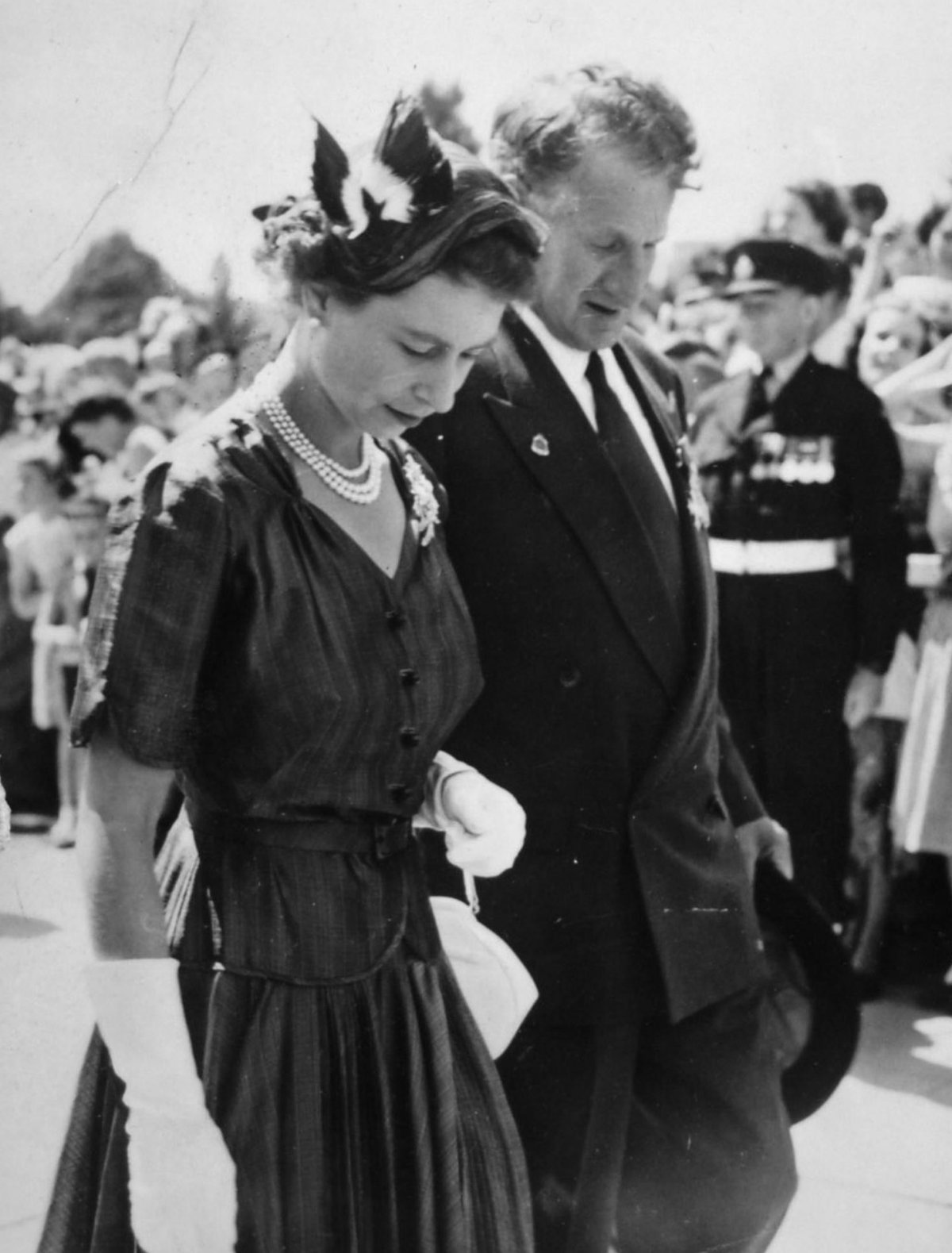 La regina Elisabetta II, con il senatore Walter Jackson Cooper, a un raduno di veterani fuori dal Parlamento di Canberra il 17 febbraio 1954 (PA Images/Alamy)