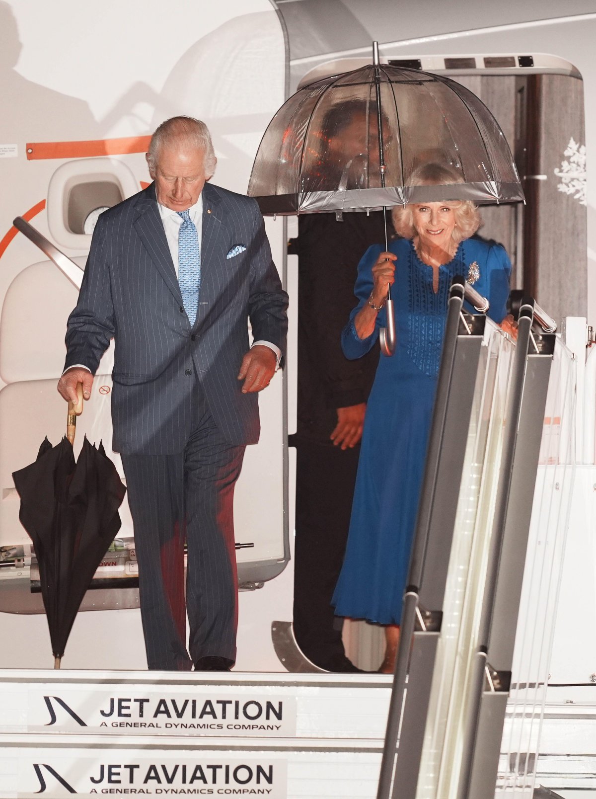 Re Carlo III e la Regina Camilla arrivano a Sydney per iniziare il loro tour in Australia e Samoa il 18 ottobre 2024 (Aaron Chown/PA Images/Alamy)