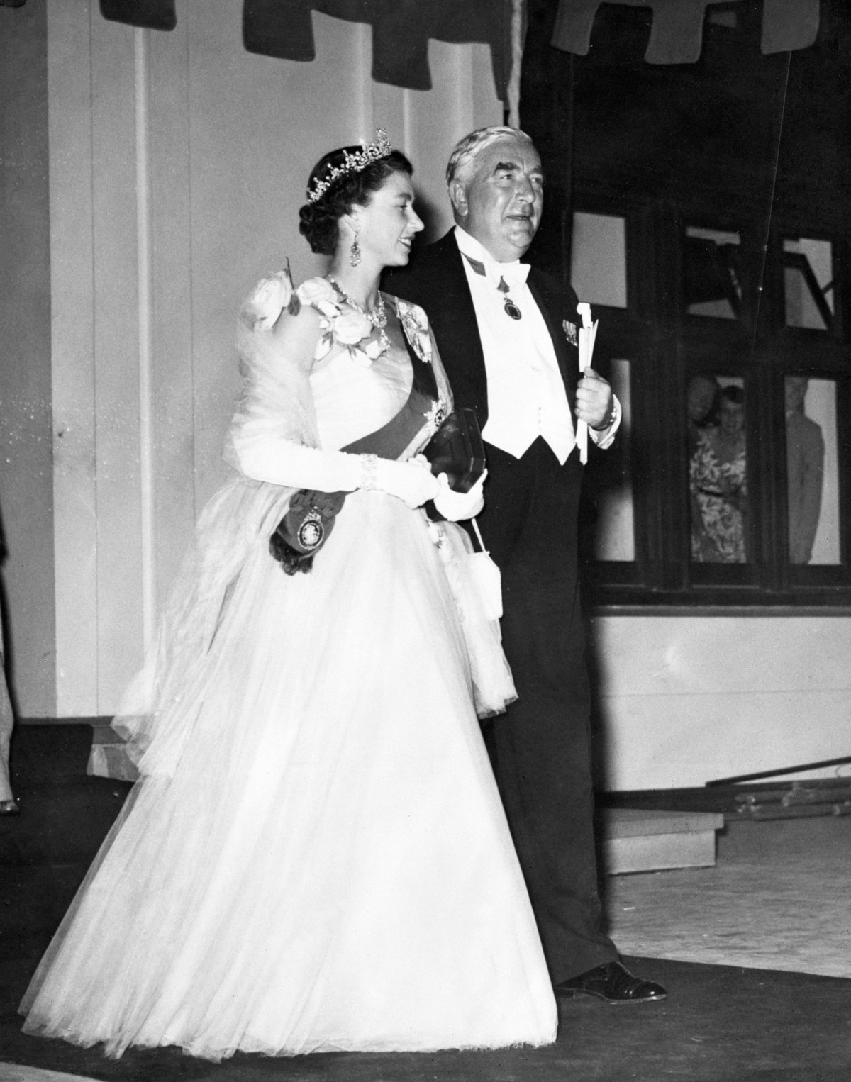 La regina Elisabetta II e il primo ministro Robert Menzies lasciano il Parlamento dopo un banchetto ufficiale a Canberra il 16 febbraio 1954 (PA Images/Alamy)