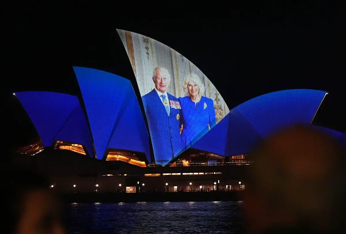 Un ritratto ufficiale di Re Carlo III e Regina Camilla proiettato sull'Opera House di Sydney il 18 ottobre 2024 (Aaron Chown/PA Images/Alamy)