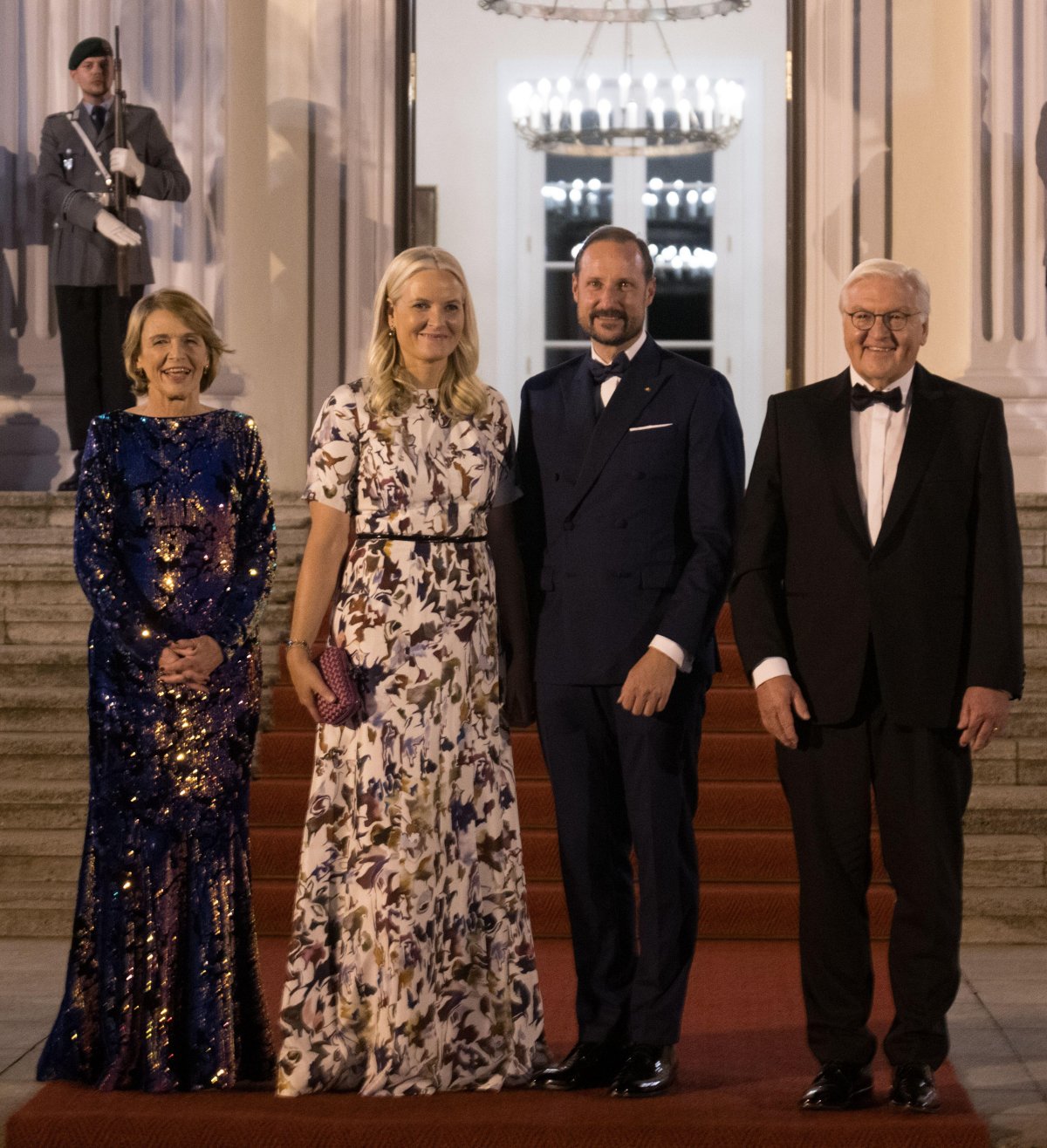 Il Principe Ereditario e la Principessa Ereditaria di Norvegia partecipano a una cena ospitata dal Presidente Frank-Walter Steinmeier di Germania e sua moglie, Elke Büdenbender, al Palazzo Bellevue di Berlino il 21 ottobre 2024 (Sebastian Christoph Gollnow/DPA Picture Alliance/Alamy)