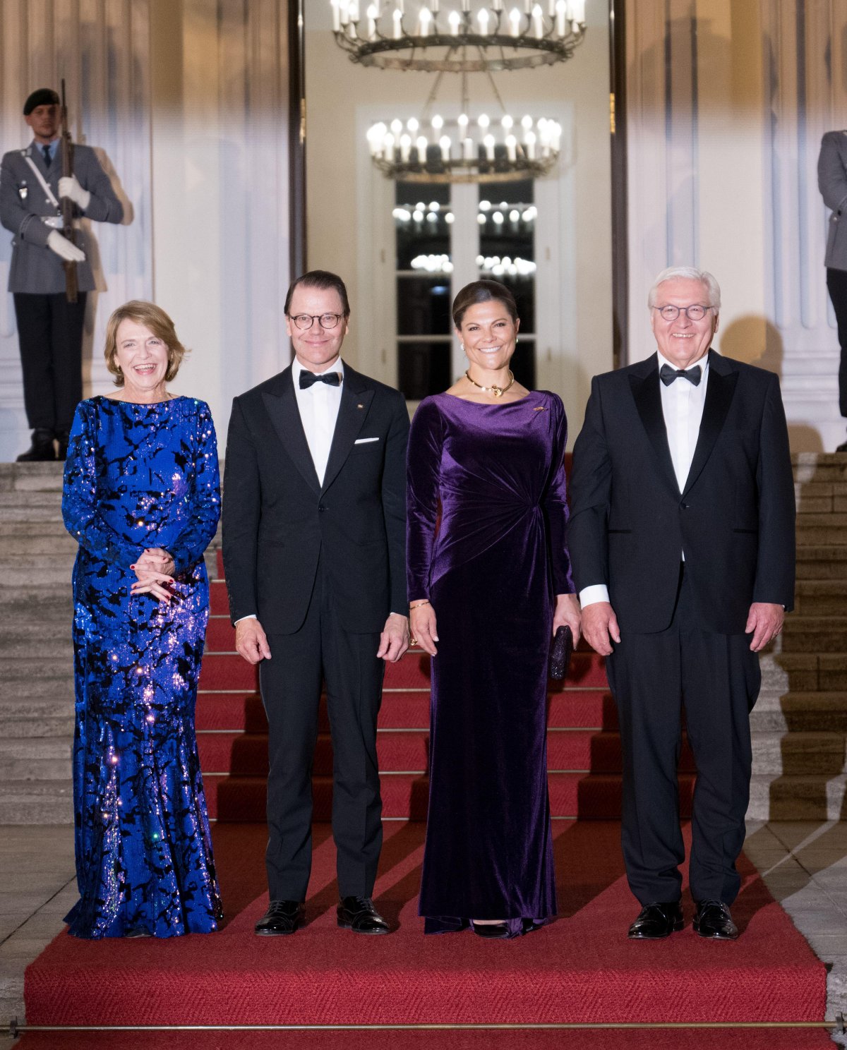 La Principessa Ereditaria di Svezia e il Principe Daniel partecipano a una cena ospitata dal Presidente Frank-Walter Steinmeier di Germania e sua moglie, Elke Büdenbender, al Palazzo Bellevue di Berlino il 21 ottobre 2024 (Sebastian Christoph Gollnow/DPA Picture Alliance/Alamy)