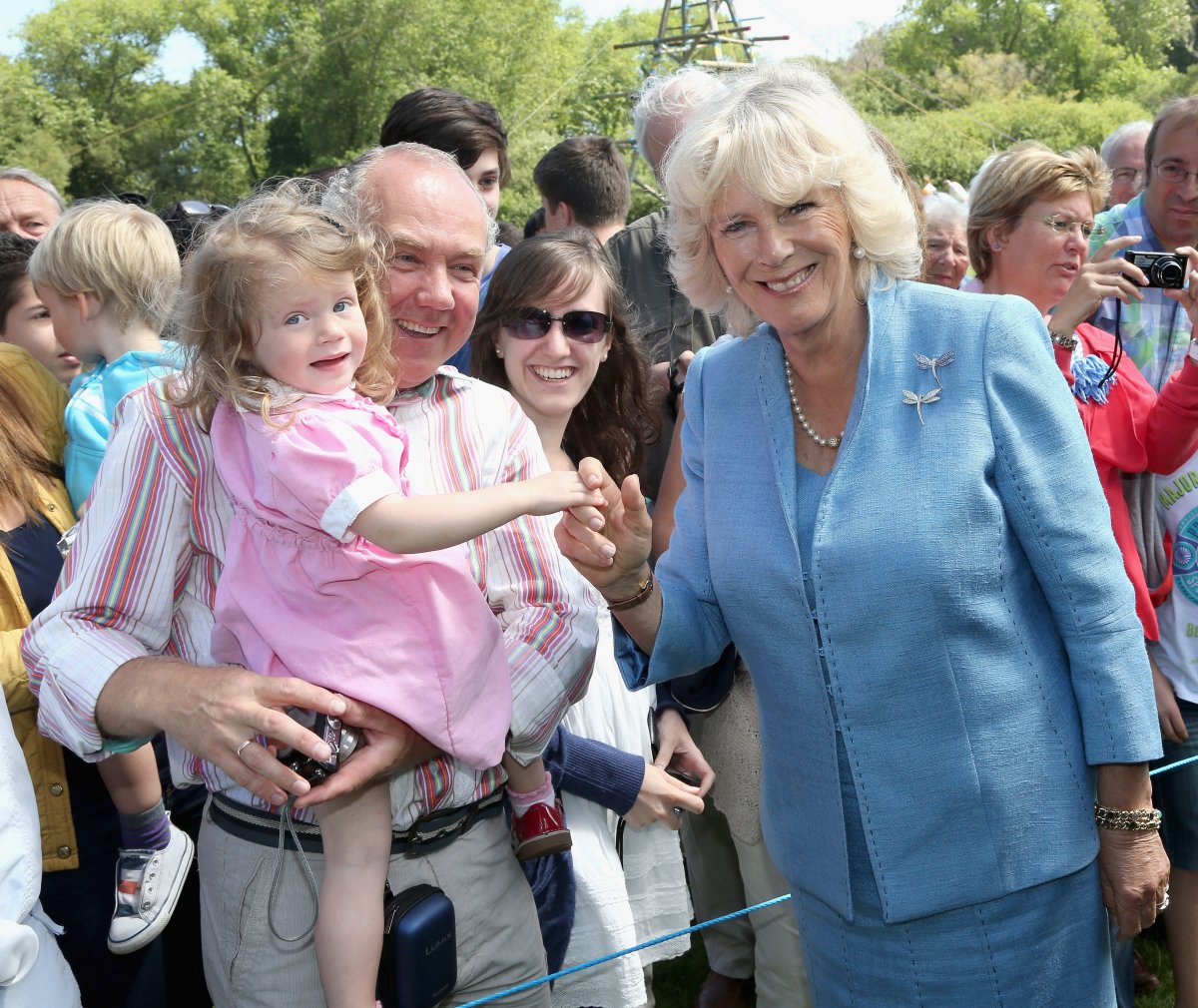 La Duchessa di Cornovaglia incontra i locali a un raduno giovanile al Saumarez Park a Guernsey il 19 luglio 2012 (Chris Jackson/PA Images/Alamy)