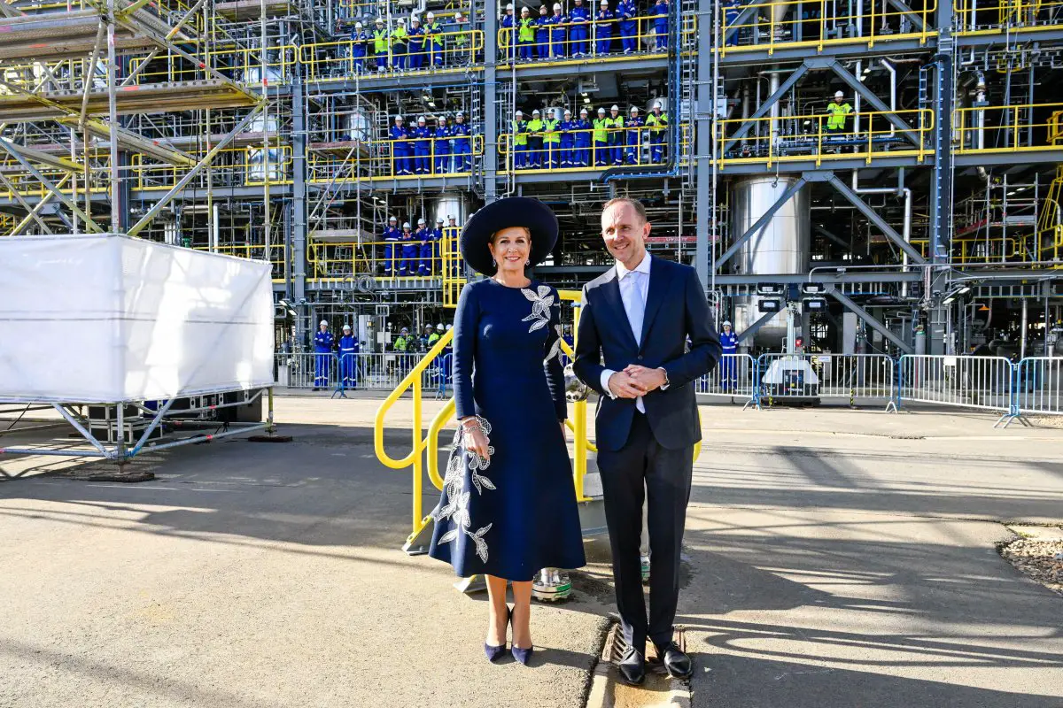 La Regina dei Paesi Bassi inaugura la nuova fabbrica commerciale di Avantium a Delfzijl il 22 ottobre 2024 (Patrick van Emst/NLBeeld/Alamy)