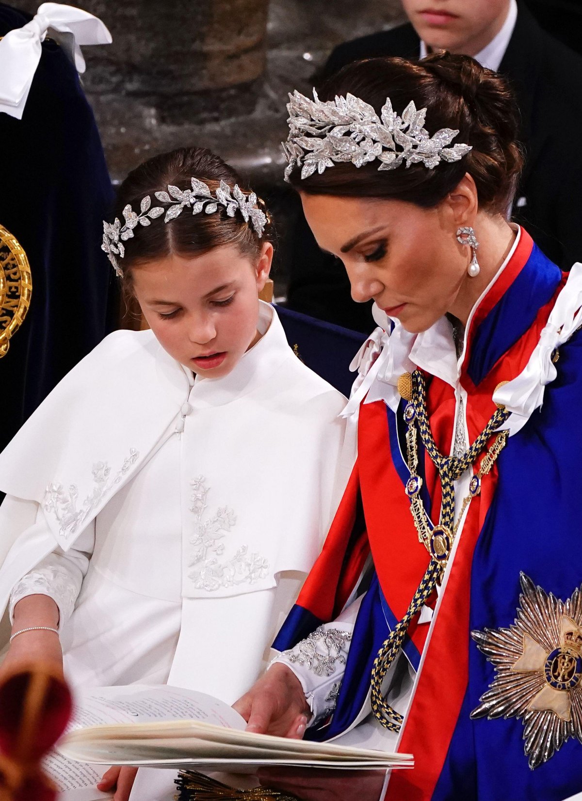 La Principessa del Galles, con la Principessa Charlotte, partecipa all'incoronazione di Re Carlo III e della Regina Camilla all'Abbazia di Westminster a Londra il 6 maggio 2023 (Yui Mok/PA Images/Alamy)