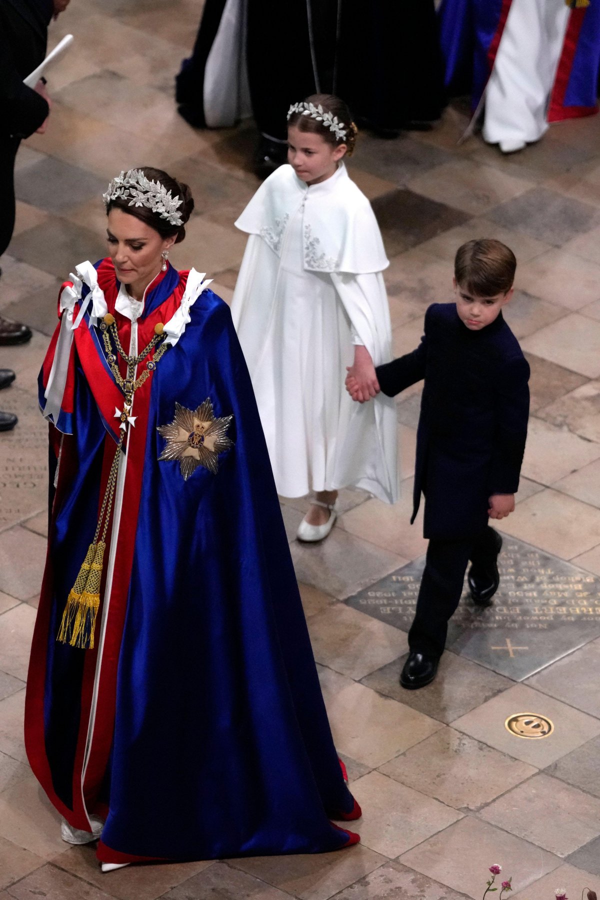 La Principessa del Galles, con la Principessa Charlotte e il Principe George, partecipa all'incoronazione di Re Carlo III e della Regina Camilla all'Abbazia di Westminster a Londra il 6 maggio 2023 (Kirsty Wigglesworth/PA Images/Alamy)