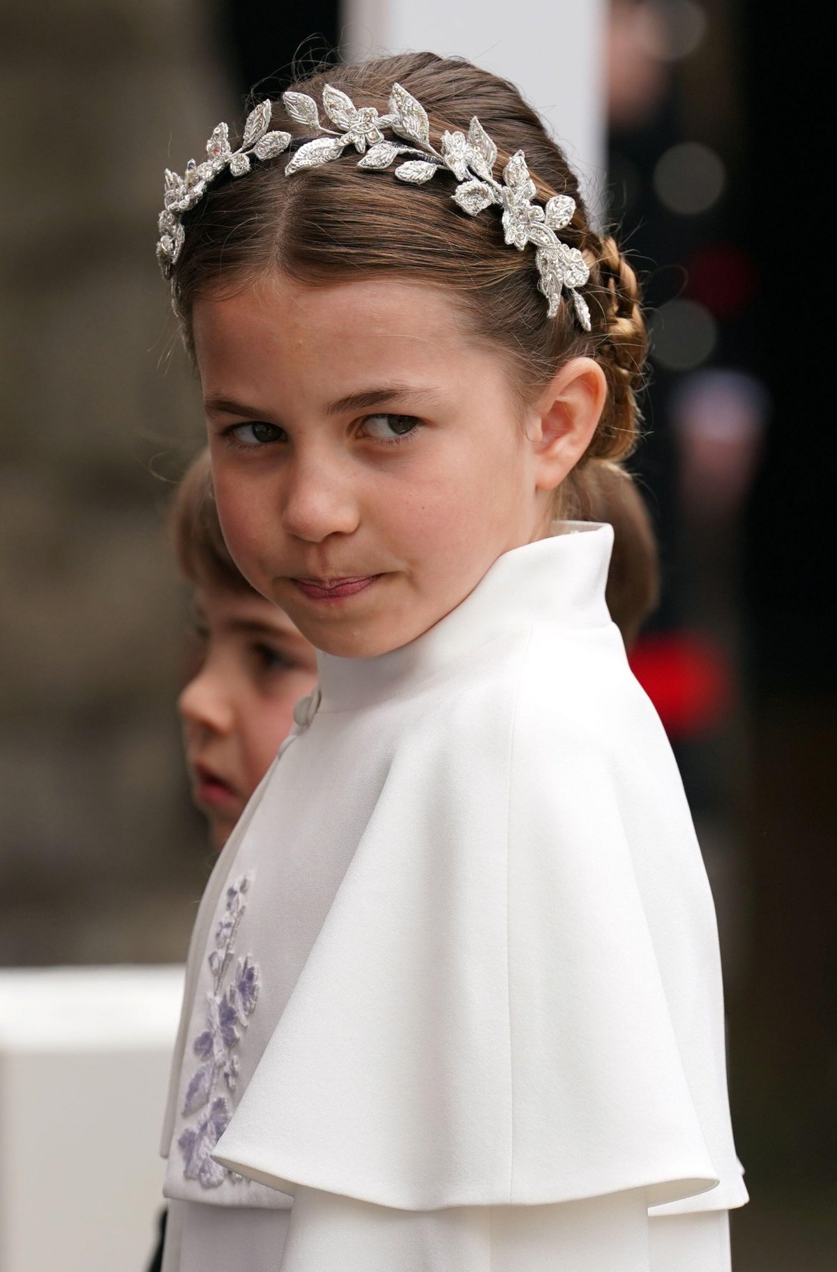 La Principessa Charlotte del Galles, con il Principe Louis, partecipa all'incoronazione di Re Carlo III e della Regina Camilla all'Abbazia di Westminster a Londra il 6 maggio 2023 (Andrew Milligan/PA Images/Alamy)