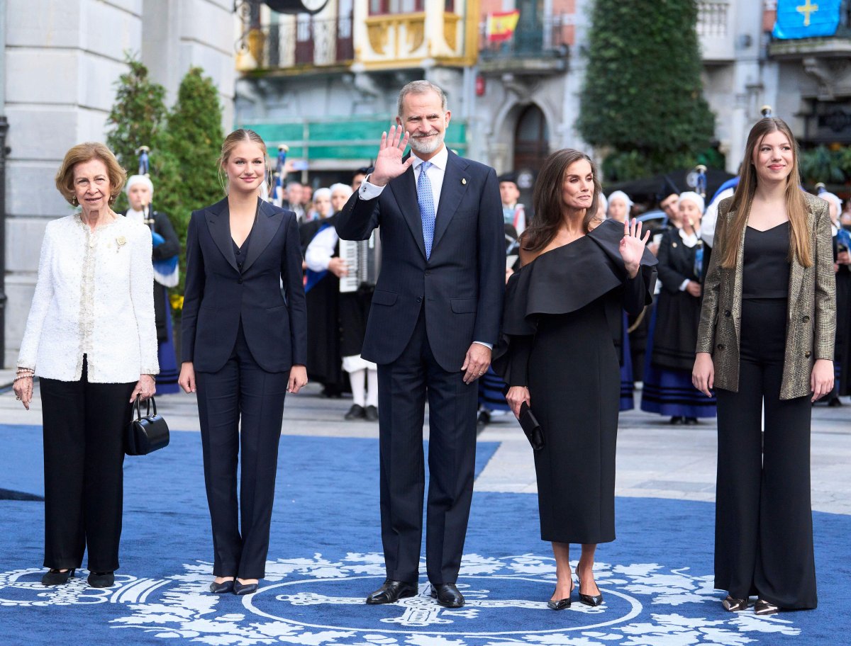 Il Re e la Regina di Spagna, con la Principessa delle Asturie, Infanta Sofia, e Regina Sofia, partecipano alla cerimonia dei Premi delle Asturie a Oviedo il 25 ottobre 2024 (Jack Abuin/Zuma Press/Alamy)