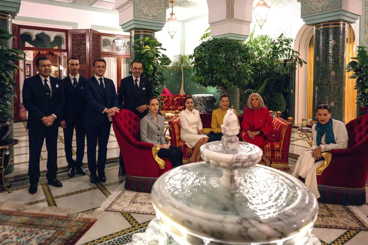 Il presidente Emmanuel Macron e sua moglie, Brigitte, sono accompagnati da re Mohammed VI e membri della famiglia reale marocchina durante una cerimonia ufficiale a Rabat il primo giorno della visita di Stato francese, 28 ottobre 2024 (Ammar Abd Rabbo/Abaca Press/Alamy)