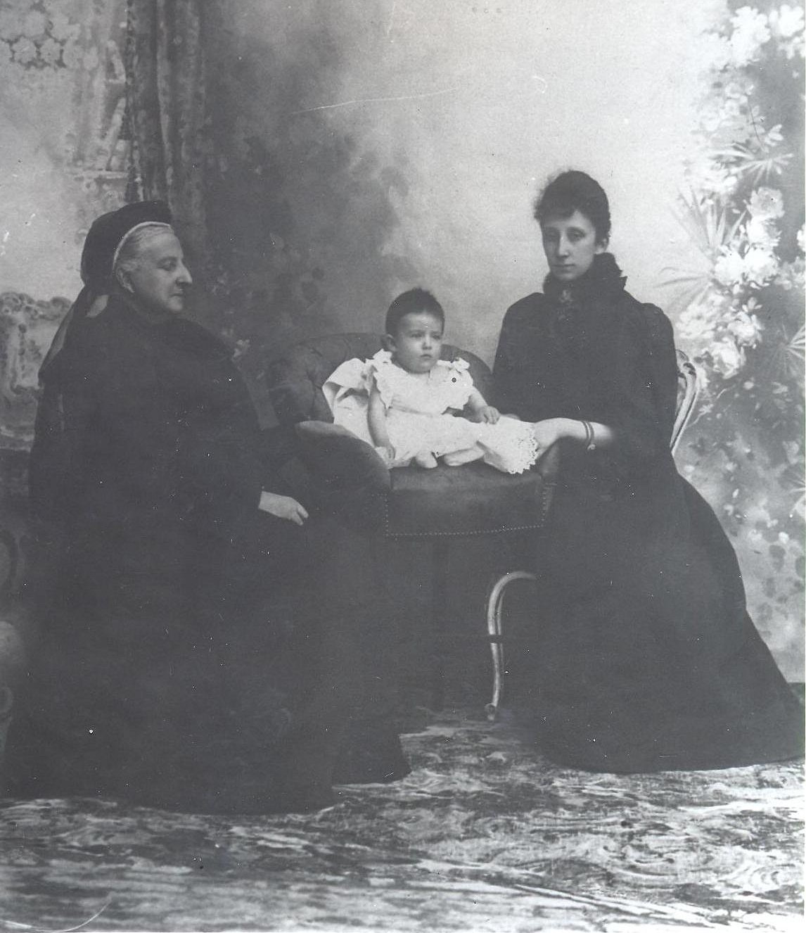 Principessa Clémentine di Orléans con sua nuora, Principessa Maria Louise di Bourbon-Parma, e suo nipote, re Boris III di Bulgaria, ca. 1895 (Agenzia Statale degli Archivi Bulgari)