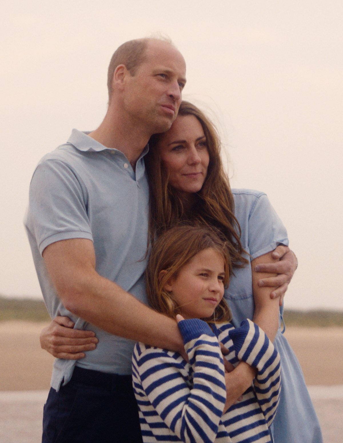 Il Principe e la Principessa di Galles, insieme alla Principessa Charlotte, sono ritratti in una fotografia ufficiale fornita da Kensington Palace il 9 settembre 2024 (PA Images/Alamy)