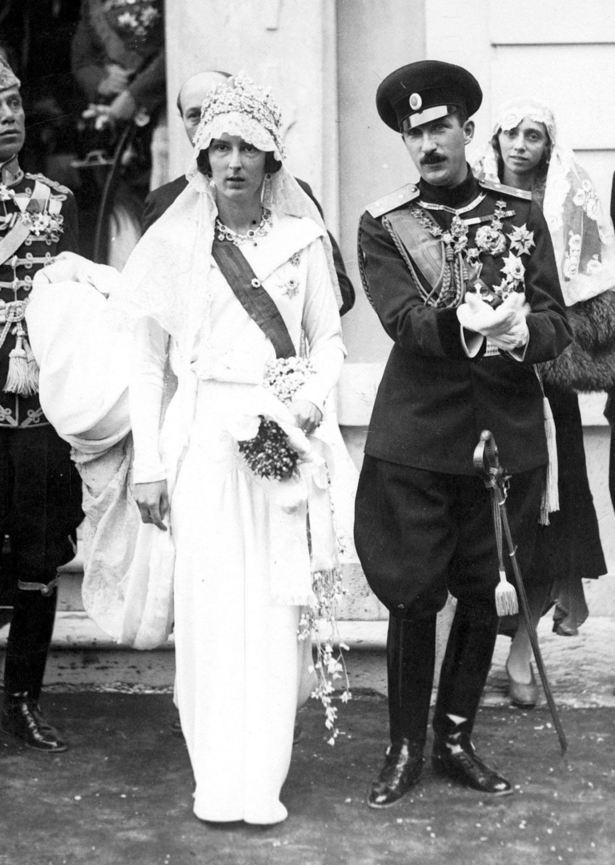 Re Boris III di Bulgaria e la principessa Giovanna d'Italia nel giorno del loro matrimonio presso la Basilica di San Francesco d'Assisi il 25 ottobre 1930 (Sueddeutsche Zeitung Photo/Alamy)