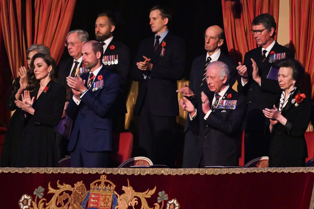 Il Re, insieme al Principe e alla Principessa di Galles, alla Principessa Reale e Sir Timothy Laurence, il Duca e la Duchessa di Gloucester, e il Duca di Kent, partecipa al Festival della Memoria al Royal Albert Hall di Londra il 9 novembre 2024 (Chris J. Ratcliffe/PA Images/Alamy)