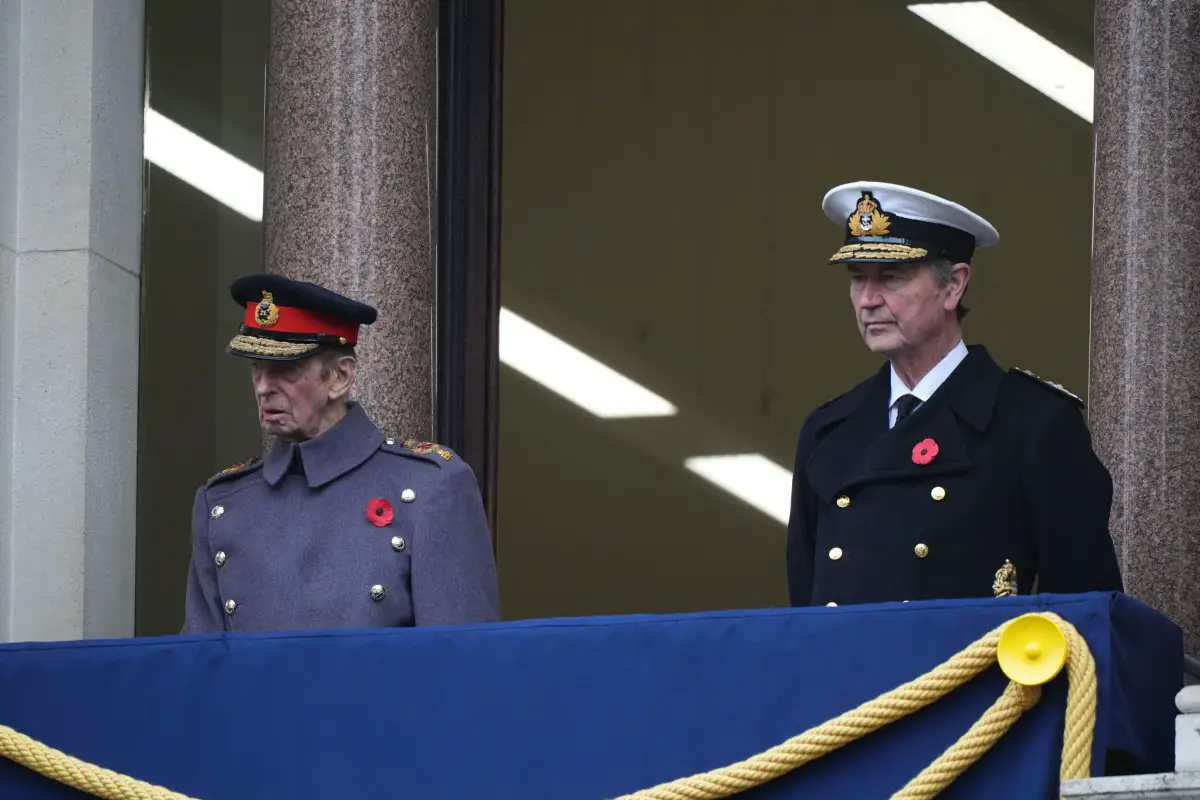 Il Duca di Kent e il Vice Ammiraglio Sir Timothy Laurence partecipano alla cerimonia della Domenica del Ricordo al Cenotafio di Londra il 10 novembre 2024 (Jordan Pettitt/PA Images/Alamy)