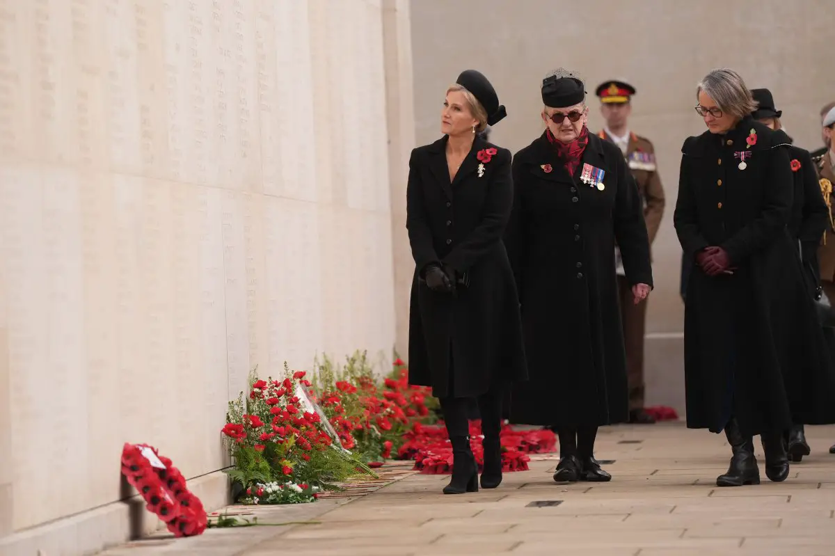 La Duchessa di Edimburgo partecipa a un servizio del Giorno dell'Armistizio all'Arboreto Nazionale del Memoriale nel Staffordshire l'11 novembre 2024 (Jacob King/PA Images/Alamy)