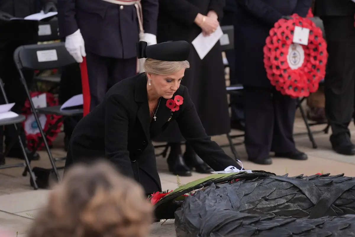 La Duchessa di Edimburgo partecipa a un servizio del Giorno dell'Armistizio all'Arboreto Nazionale del Memoriale nel Staffordshire l'11 novembre 2024 (Jacob King/PA Images/Alamy)