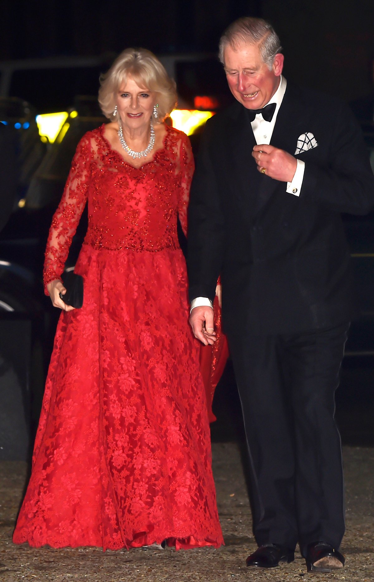 Il Principe di Galles e la Duchessa di Cornovaglia partecipano alla Royal Variety Performance presso l'Eventim Apollo ad Hammersmith il 6 dicembre 2016 (Hannah McKay/PA Images/Alamy)