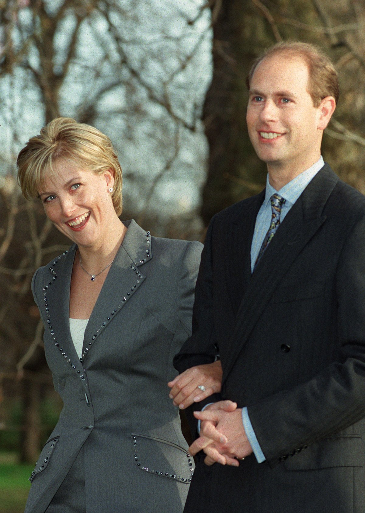 Il Principe Edward del Regno Unito e Sophie Rhys-Jones annunciano il loro fidanzamento a Londra il 6 gennaio 1999 (Toby Melville/PA Images/Alamy)