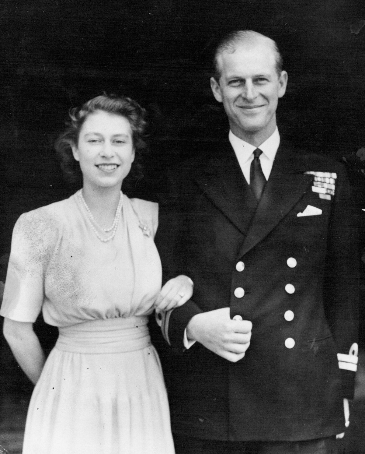 La Principessa Elizabeth e il Principe Filippo incontrano la stampa a Buckingham Palace dopo aver annunciato il loro fidanzamento, novembre 1947 (SuperStock/Alamy)