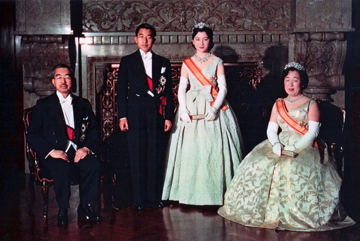 Il Principe Ereditario Akihito e la Principessa Michiko del Giappone, con l'Imperatore Hirohito e l'Imperatrice Nagako, posano per un ritratto ufficiale il giorno del loro matrimonio, 10 aprile 1959 (Wikimedia Commons)