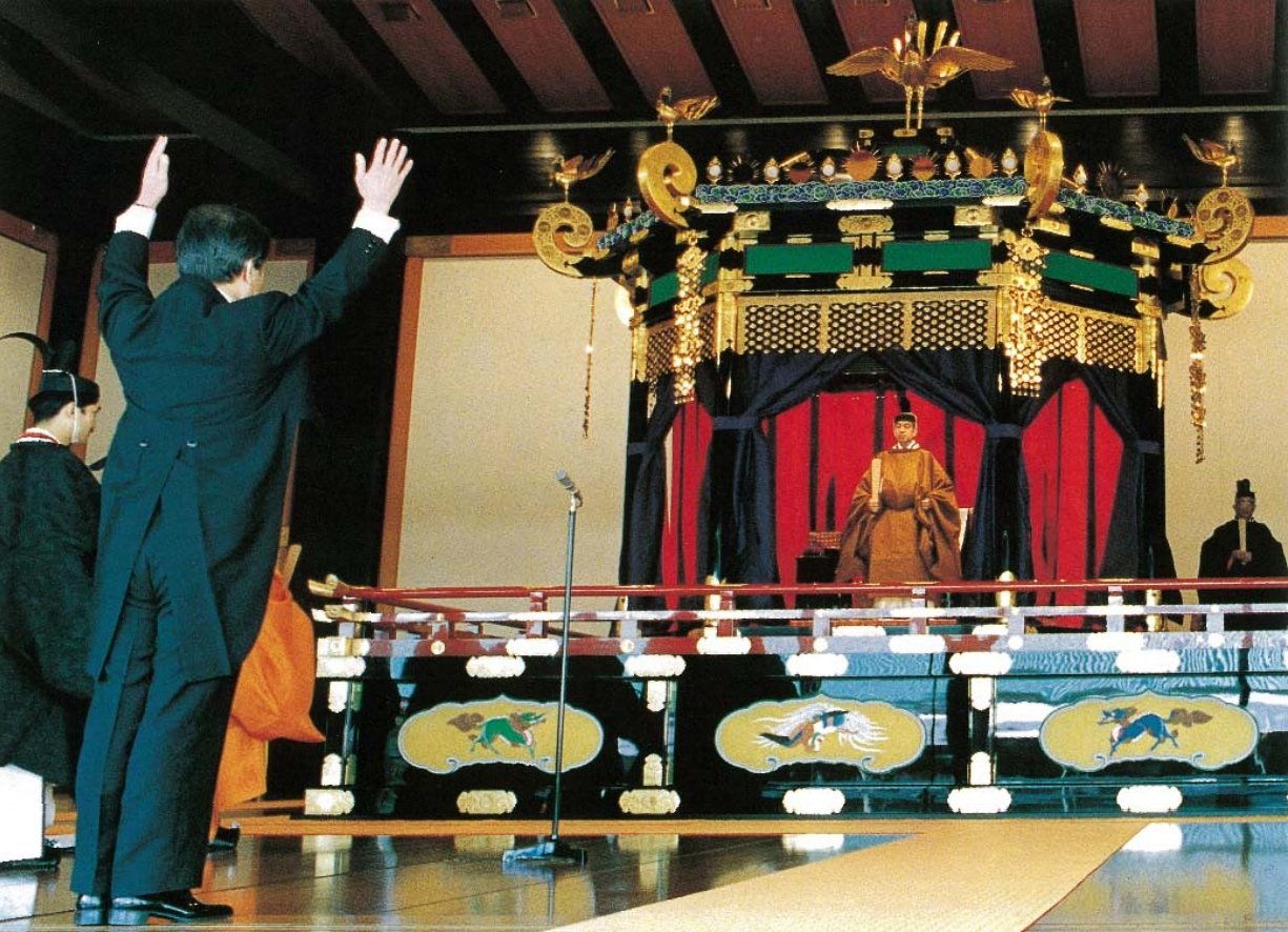 L'Imperatore Akihito del Giappone è incoronato al Palazzo Imperiale di Tokyo il 12 novembre 1990 (Wikimedia Commons)