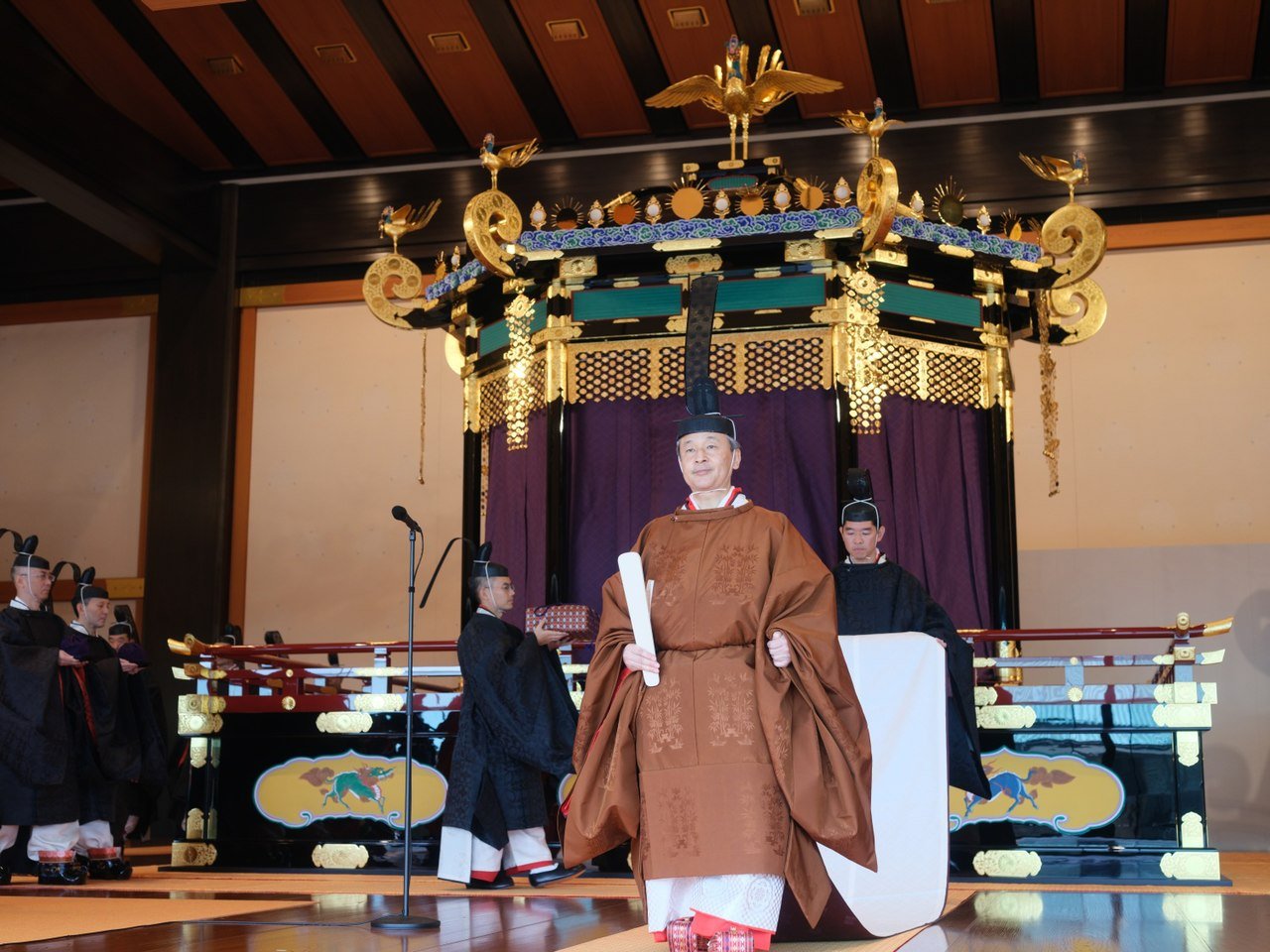 L'Imperatore Naruhito del Giappone viene ritratto durante la sua cerimonia di incoronazione al Palazzo Imperiale di Tokyo il 22 ottobre 2019 (Wikimedia Commons)