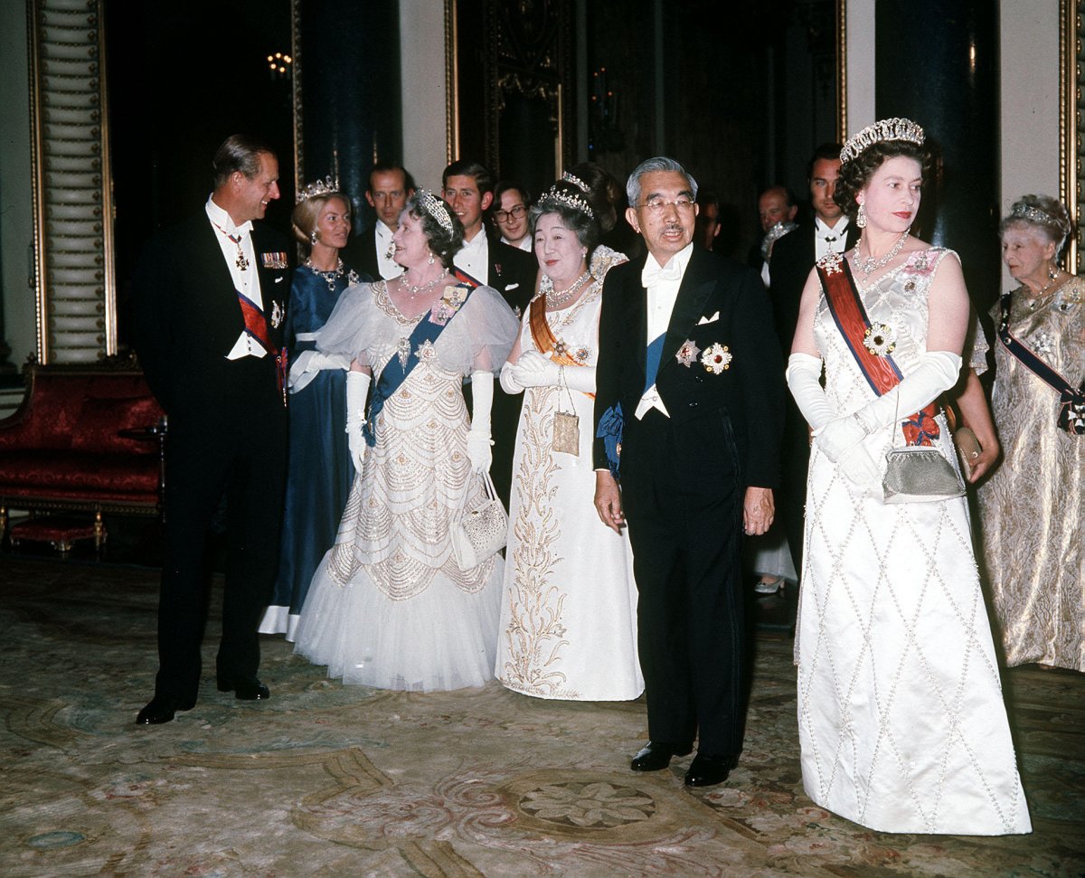 La Regina Elisabetta II ospita un banchetto di stato a Buckingham Palace a Londra per l'Imperatore Hirohito e l'Imperatrice Nagako del Giappone il 5 ottobre 1971 (PA Images/Alamy)