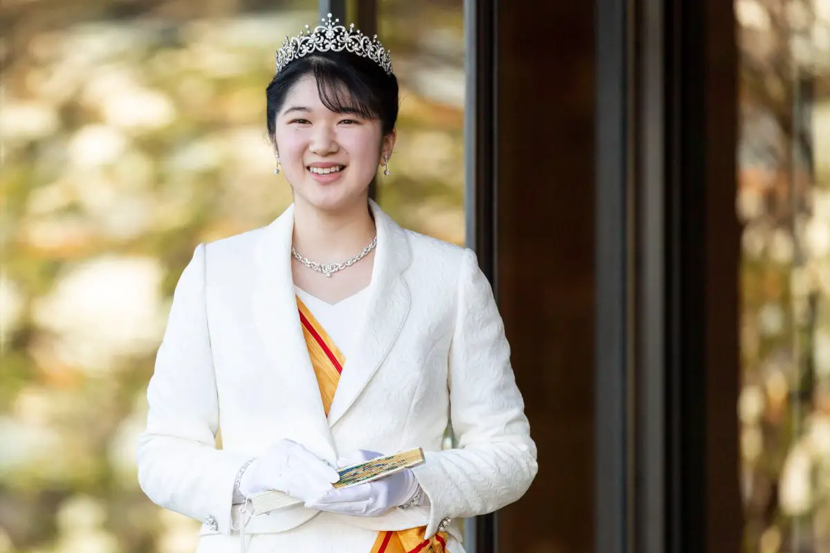 La Principessa Aiko del Giappone saluta i membri della stampa in vista della sua cerimonia di maggiore età presso il Palazzo Imperiale di Tokyo il 5 dicembre 2021 (Zuma Press/Alamy)