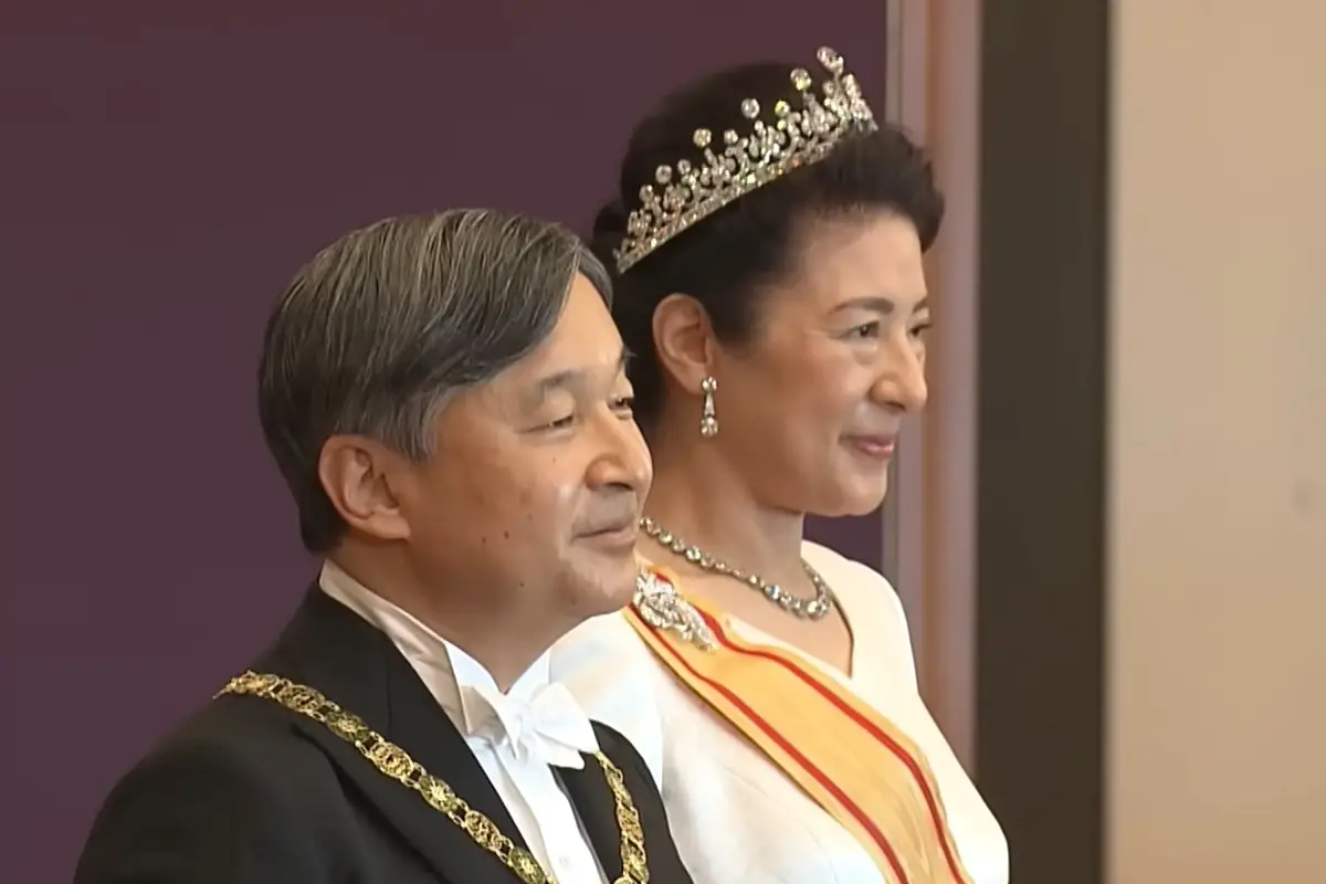 L'Imperatore Naruhito e l'Imperatrice Masako del Giappone ricevono gli auguri di Capodanno al Palazzo Imperiale di Tokyo il 1 gennaio 2024 (screencapture)