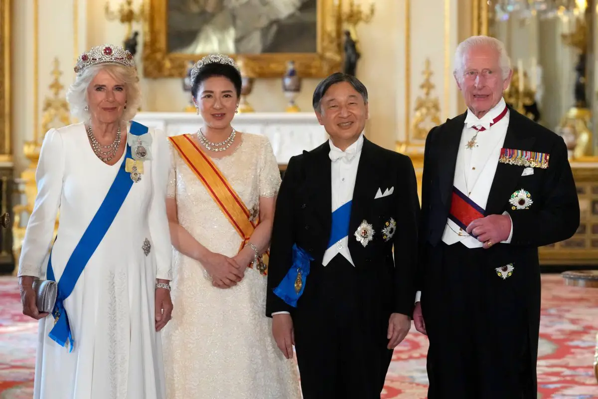 Il Re e la Regina del Regno Unito posano con l'Imperatore e l'Imperatrice del Giappone prima di un banchetto di stato a Buckingham Palace a Londra il 25 giugno 2024 (Kirsty Wigglesworth/PA Images/Alamy)