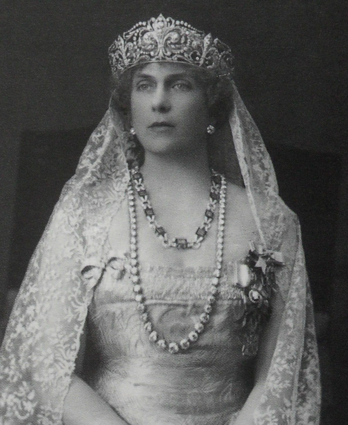 La Regina Vittoria Eugenia di Spagna è ritratta in un ritratto scattato dal fotografo Christian Franzen, 1922 (Wikimedia Commons)