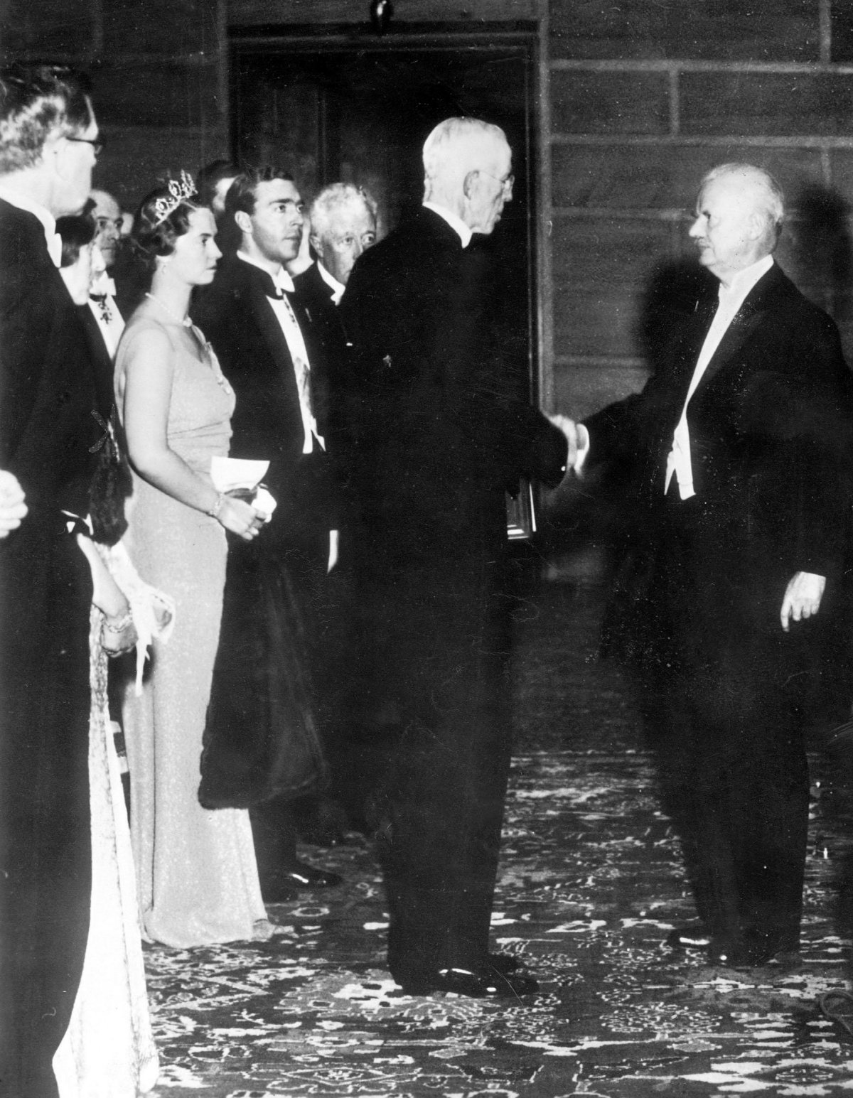 Il Principe Gustaf Adolf e la Principessa Sibylla di Svezia osservano mentre il Re Gustaf V presenta un Premio Nobel all'embriologo tedesco Hans Spemann il 10 dicembre 1935 (Sueddeutsche Zeitung Photo/Alamy)