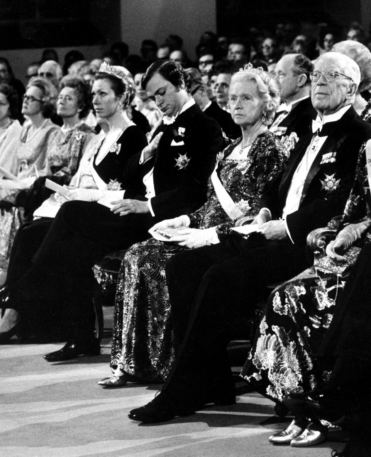 La Principessa Christina, il Principe Carl Gustaf, la Principessa Sibylla e il Re Gustaf VI Adolf di Svezia partecipano alla cerimonia del Premio Nobel a Stoccolma il 10 dicembre 1971 (TT News Agency/Alamy)