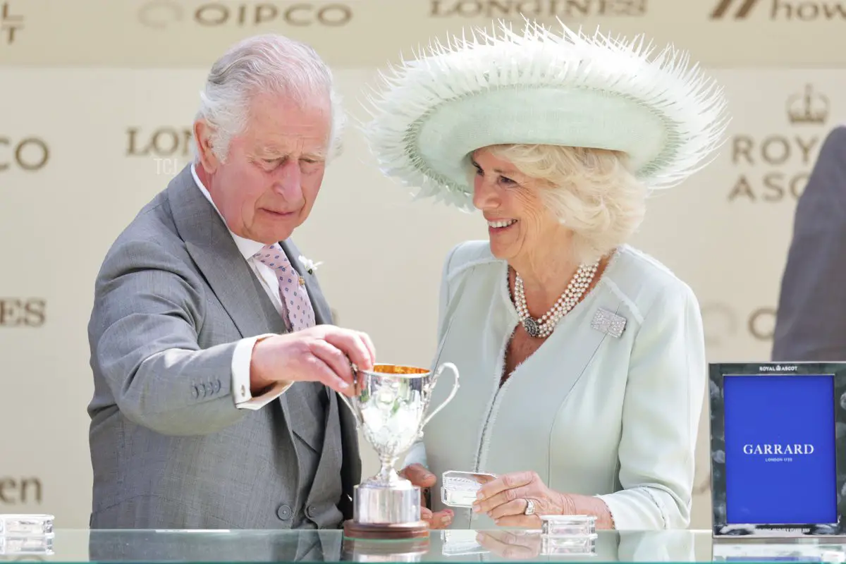 Il Re Carlo III e la Regina Camilla ricevono il trofeo per lo King George V Stakes come proprietari del cavallo Desert Hero il terzo giorno di Royal Ascot presso l'ippodromo di Ascot il 22 giugno 2023 (Chris Jackson/Getty Images)