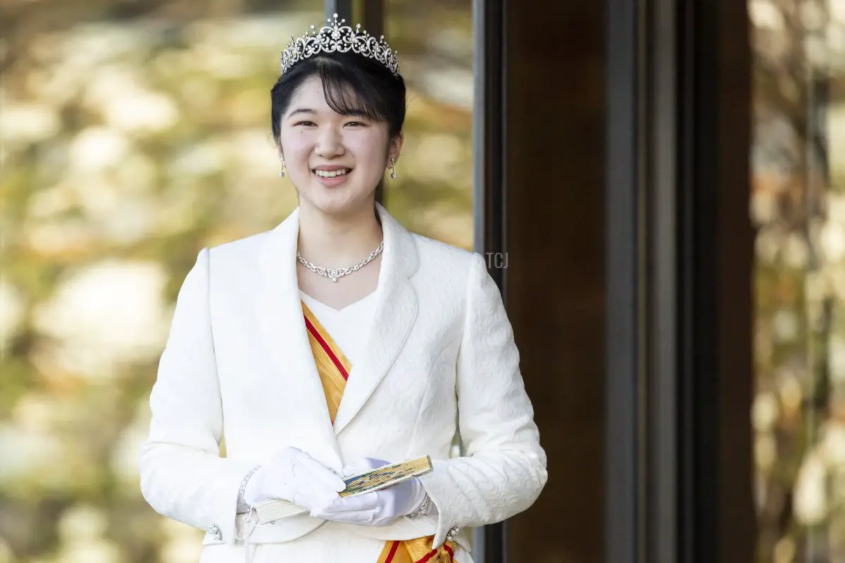 La principessa Aiko del Giappone, figlia dell'Imperatore Naruhito e dell'Imperatrice Masako, saluta i membri dei media in occasione del suo ingresso nell'età adulta al Palazzo Imperiale di Tokyo il 5 dicembre 2021, dopo aver festeggiato il suo ventesimo compleanno il 1 dicembre