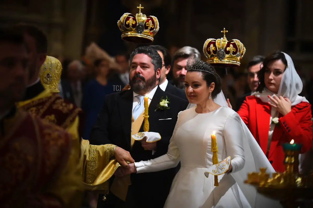 Granduca Giorgio Mikhailovich Romanov e Victoria Romanovna Bettarini tengono candele mentre reagiscono durante la loro cerimonia nuziale presso la Cattedrale di San Isacco a San Pietroburgo, il 1 ottobre 2021