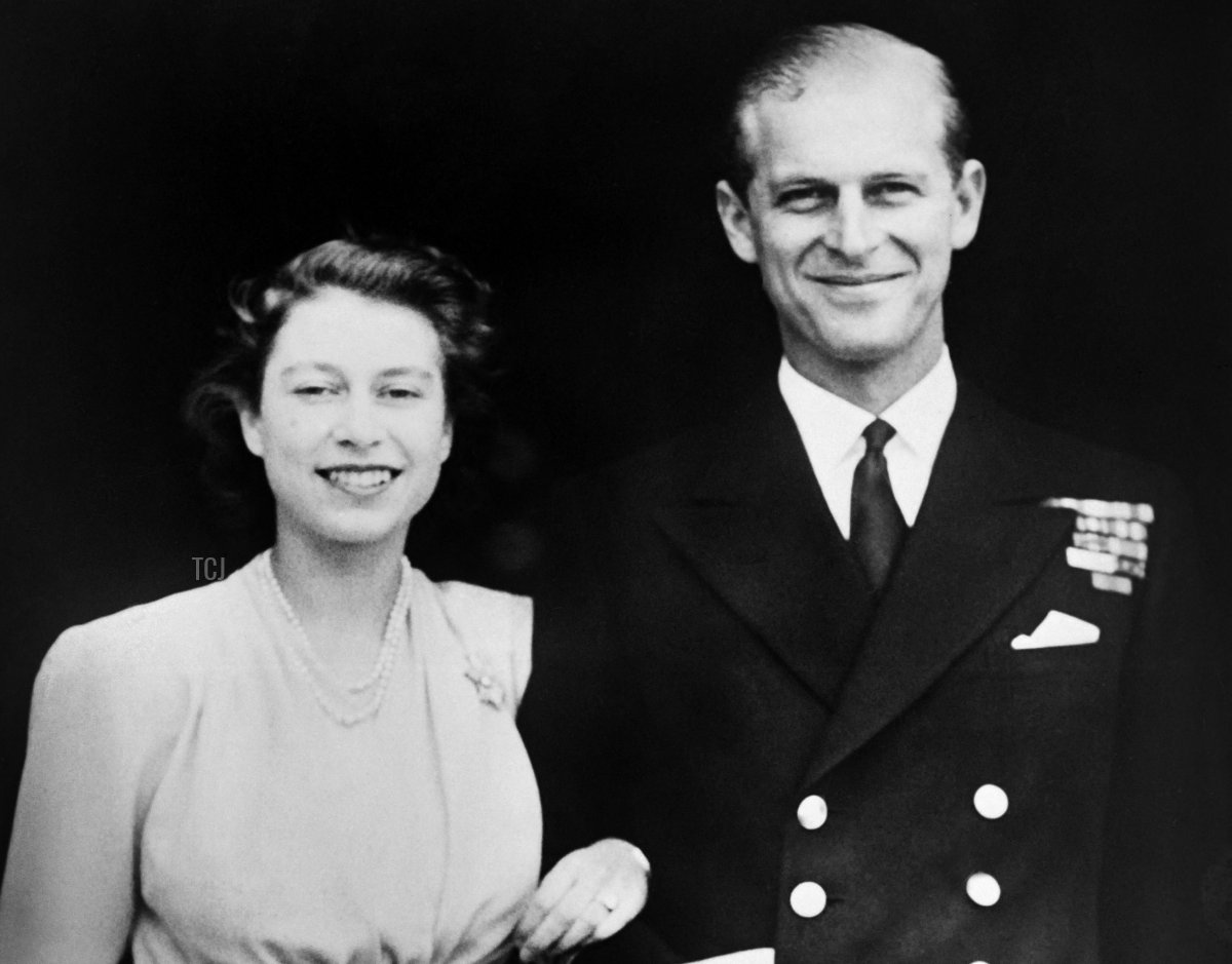 La principessa Elizabeth e il principe Filippo di Grecia posano il giorno del loro fidanzamento, nel luglio 1947, davanti a Buckingham Palace a Londra