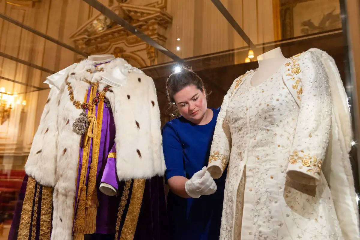 Outfits da incoronazione di Re Carlo III e Regina Camilla presentati al pubblico per la prima volta a Buckingham Palace, luglio 2023 (Royal Collection Trust)