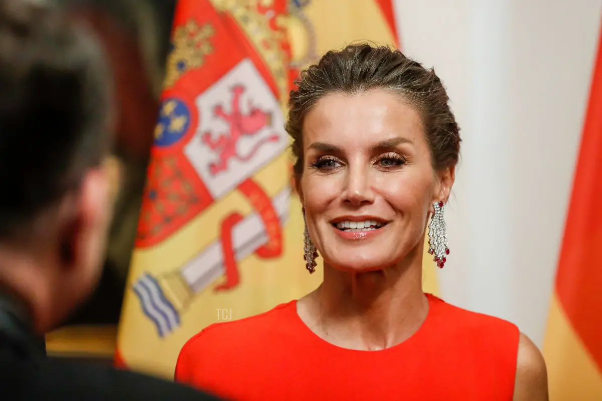 La regina Letizia di Spagna saluta gli ospiti durante un defilé al Palazzo Bellevue il 17 ottobre 2022 a Berlino, Germania