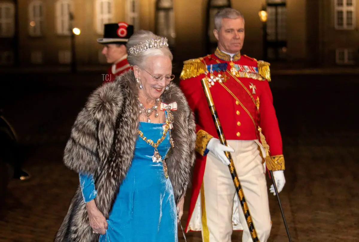 La Regina Margrethe II di Danimarca arriva al Palazzo di Amalienborg a Copenaghen, il 1° gennaio 2023, per partecipare alla ricezione di Capodanno (Albert Nieboer/DPA Picture Alliance/Alamy)